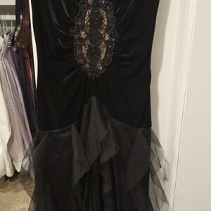 Chic Black Backless Dress with Lace Detail